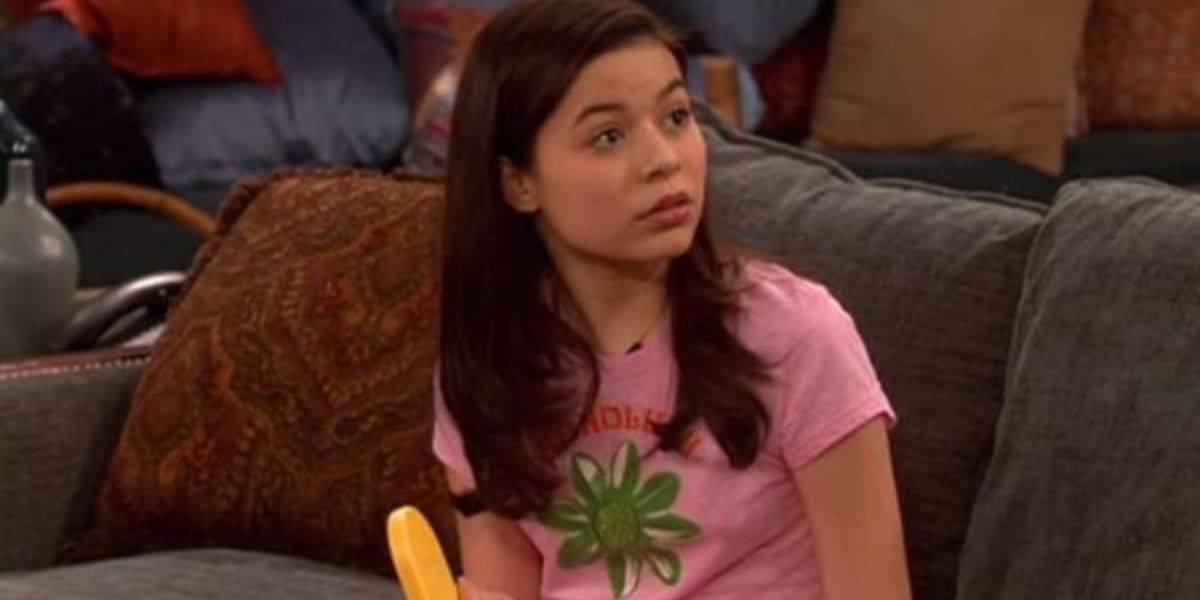 Megan sitting on the couch looking innocent in Drake &amp; Josh