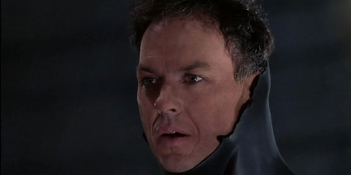 Michael Keaton como Bruce Wayne com sua máscara em Batman Returns