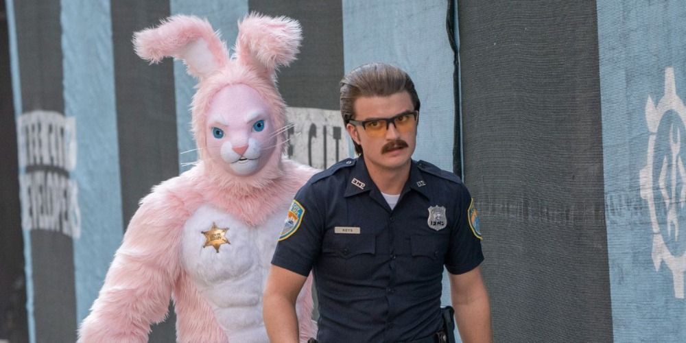 Mouser and Keys dressed as a pink rabbit and a policeman in Free Guy