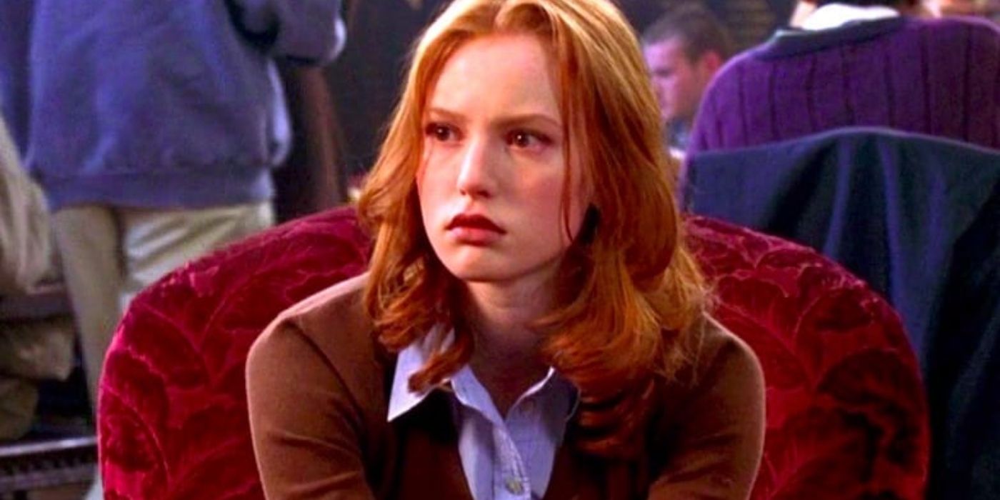 Natalie looking serious and sitting in class in Urban Legend
