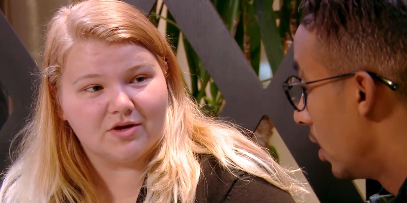 Nicole Nafziger looking at Azan Tefour on 90 Day Fiance