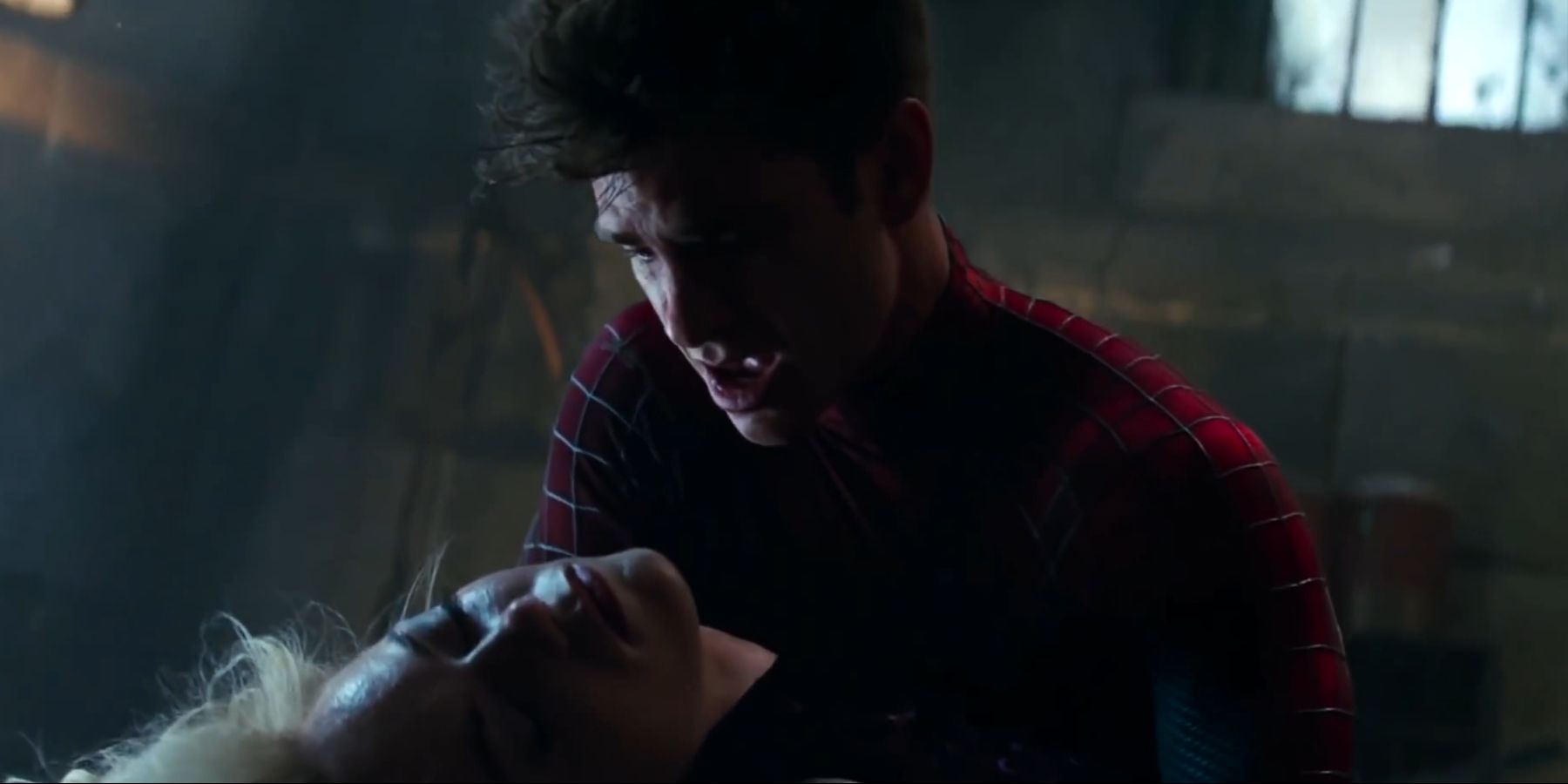 Peter Parker holding a dead Gwen Stacy in his arms in The Amazing Spider-Man 2