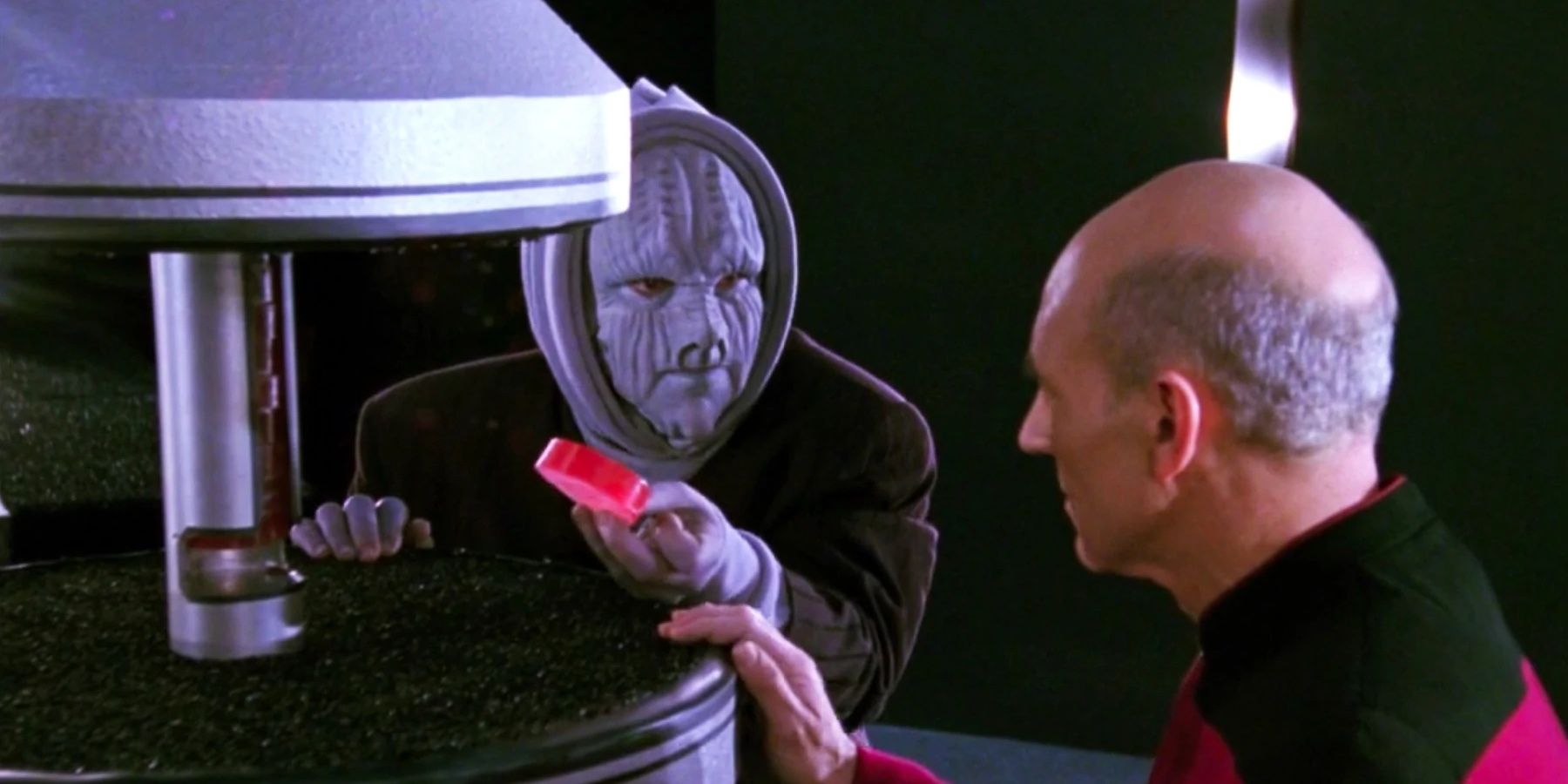 Picard talks to an alien