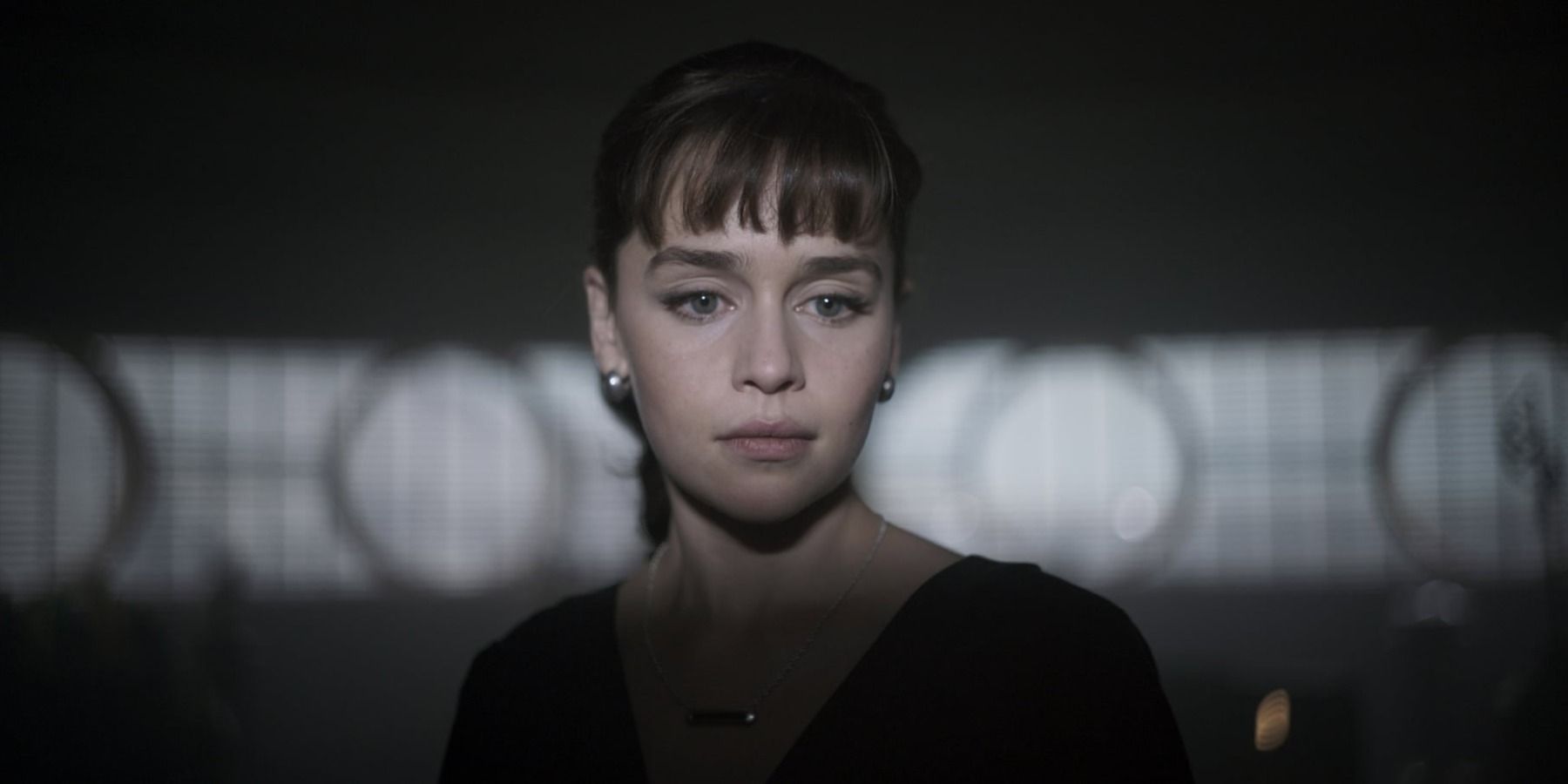 Qi'ra looks out the window in Solo: A Star Wars Story.