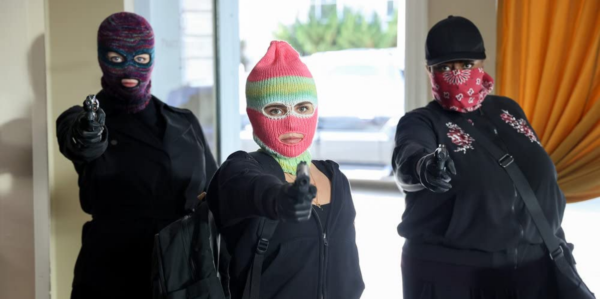 Annie, Beth and Ruby as robbers in Good Girls