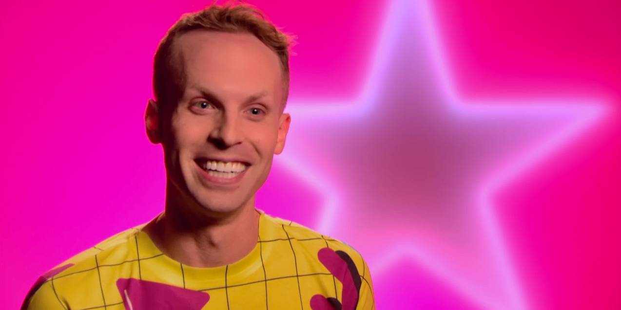 Katya sorri para a câmera em um confessionário de RuPaul's Drag Race