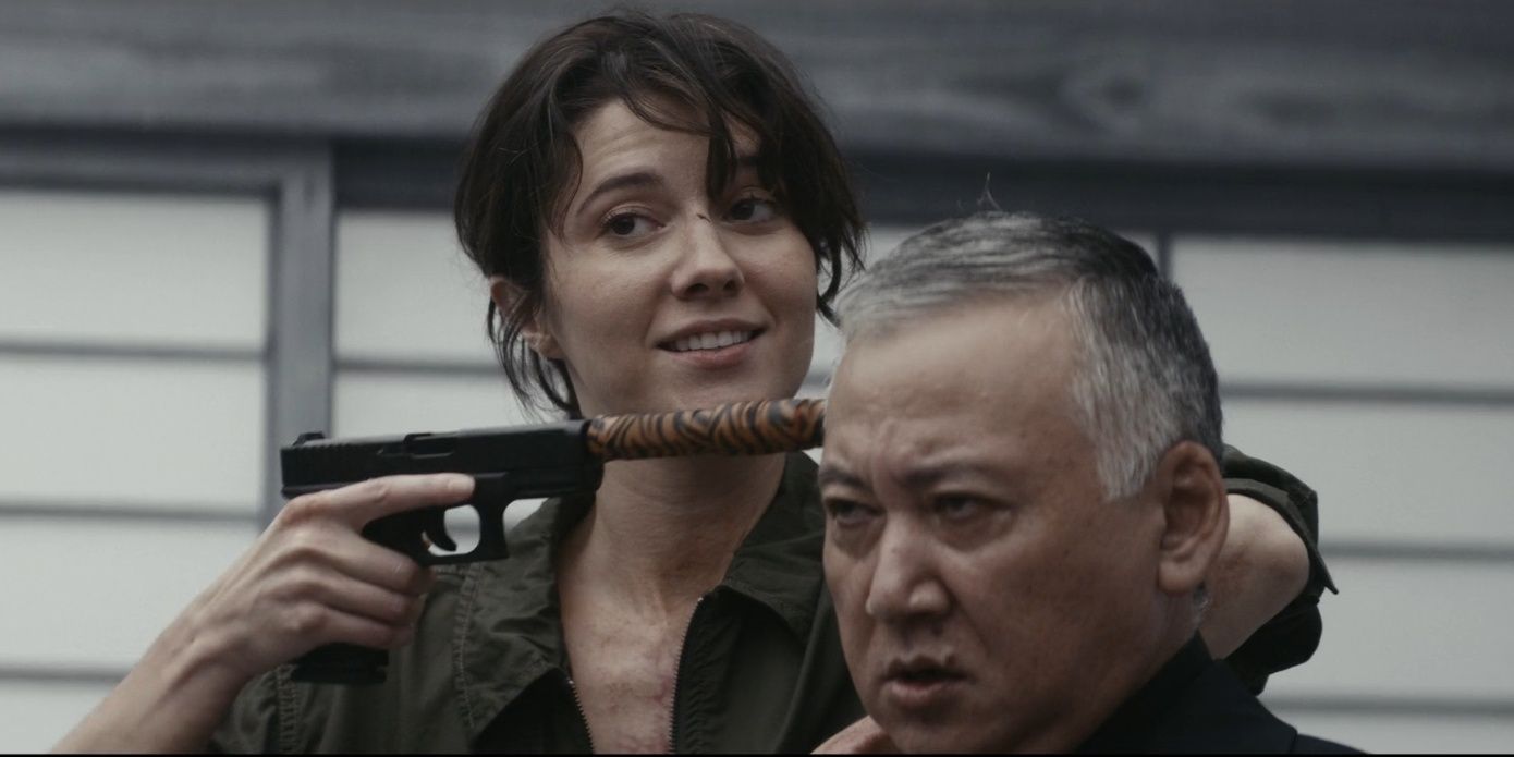Kate pointing a gun at Sato