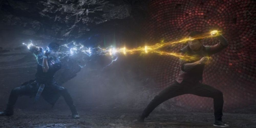 Shang-Chi and Wenwu fight with the Ten Rings