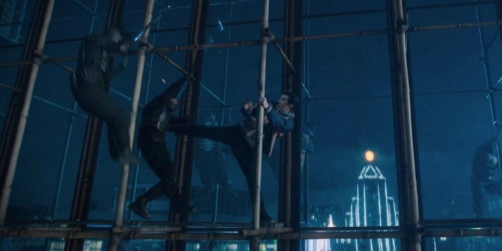 Shang-Chi fighting the Ten Rings on some scaffolding