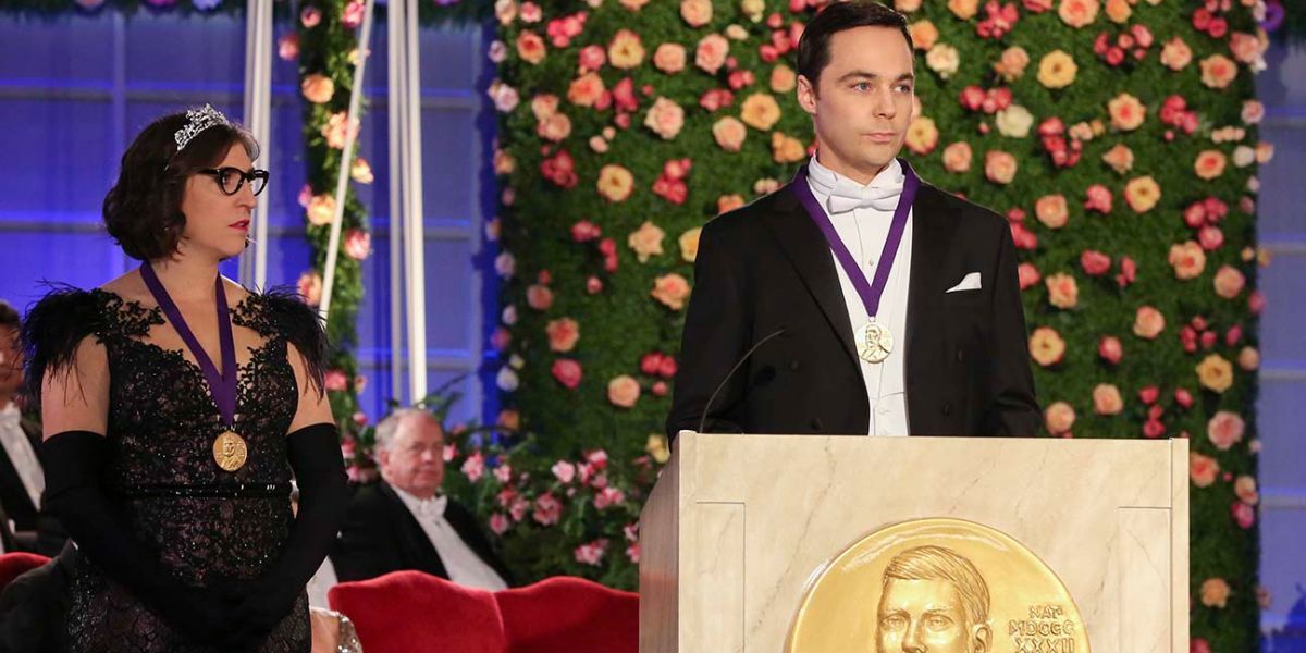 Sheldon e Amy fazendo discursos durante a cerimônia do Prêmio Nobel em The Big Bang Theory