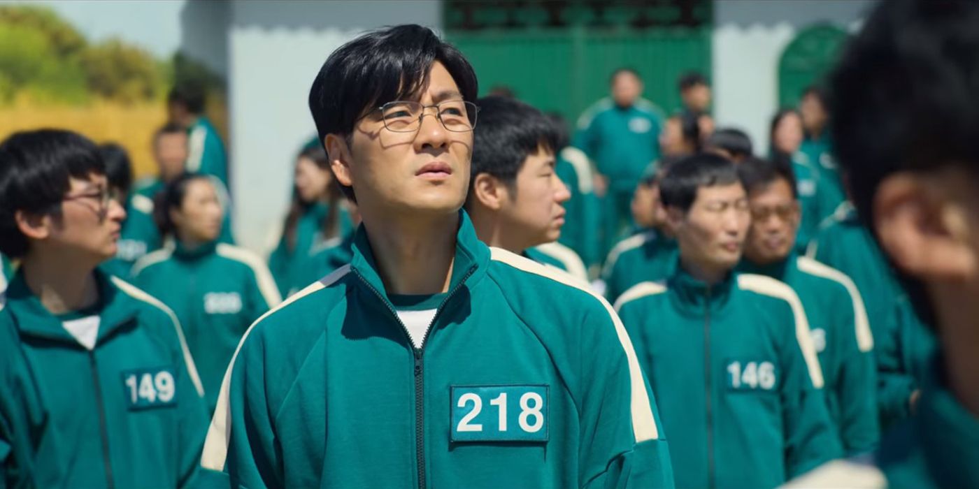 Cho Sang-woo entre la multitud en Squid Game.