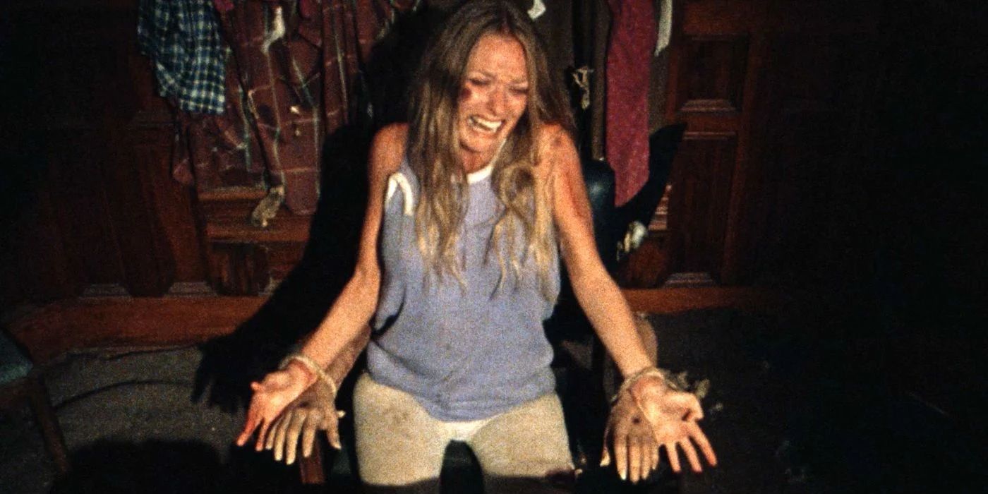 Sally Hardesty amarrada a uma cadeira em The Texas Chainsaw Massacre.