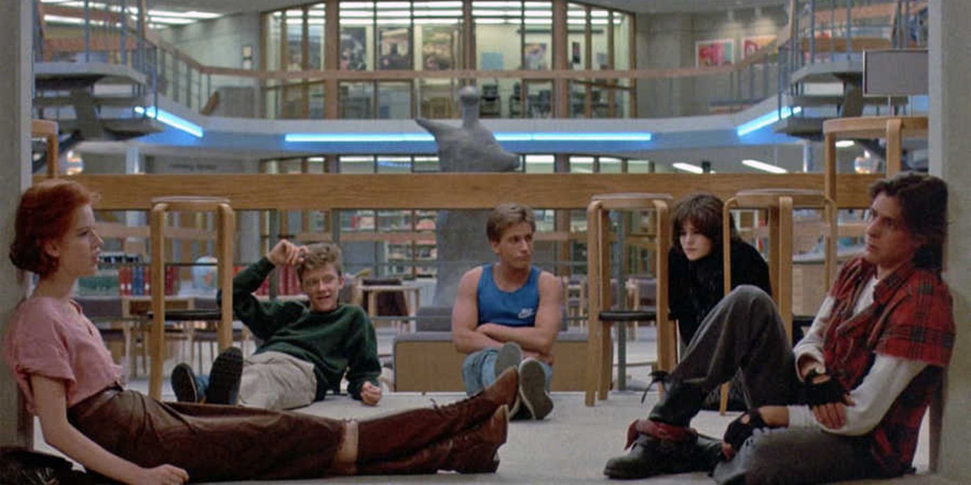 O elenco do Breakfast Club sentado no chão na cena da confissão