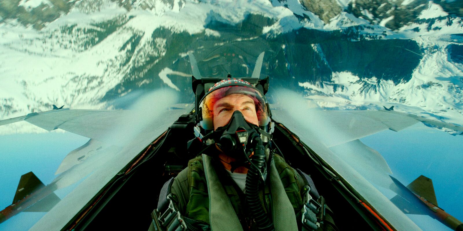 Tom Cruise voando de cabeça para baixo em seu jato em Top Gun: Maverick