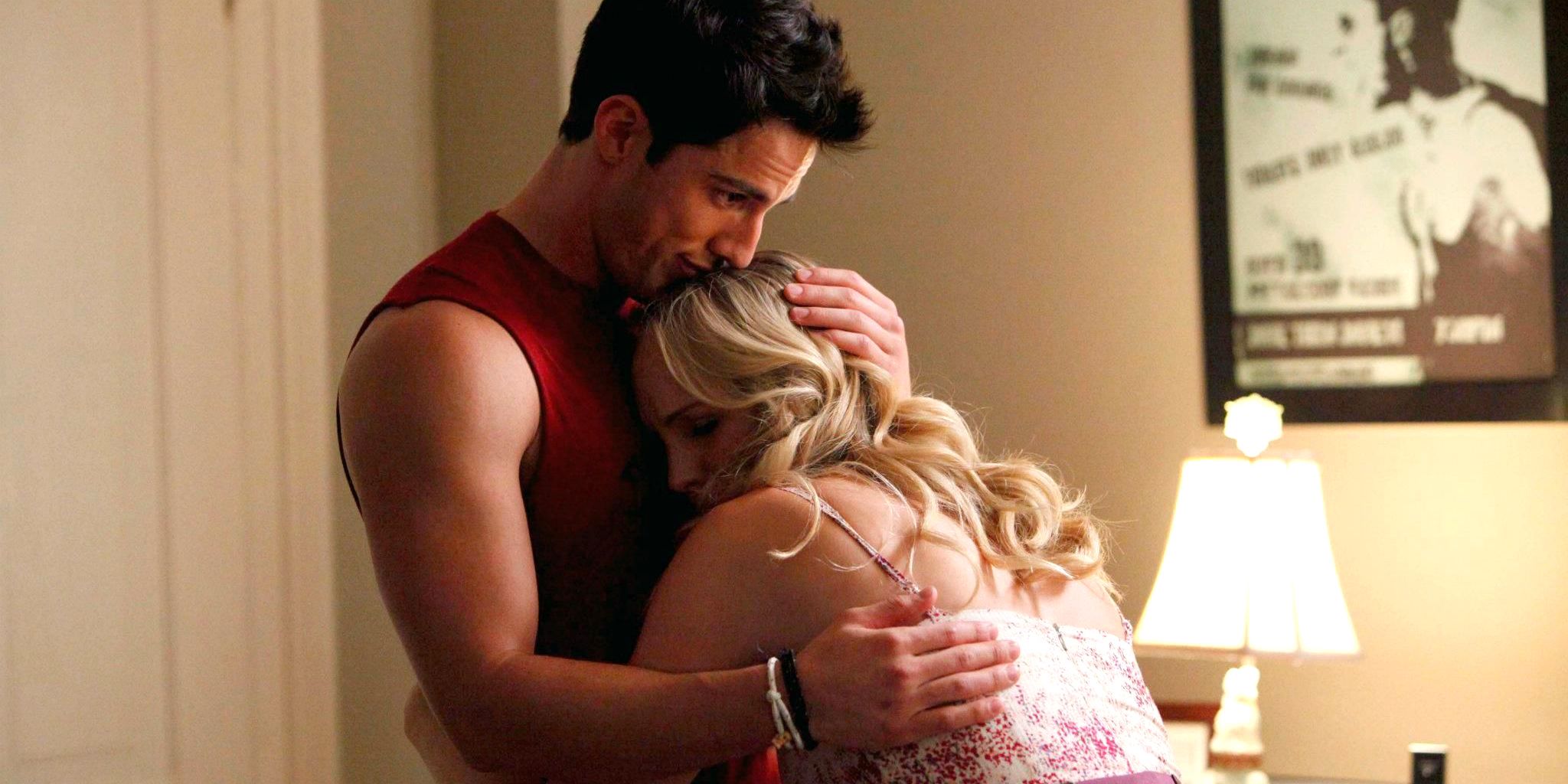 Tyler e Caroline se abraçando em The Vampire Diaries.
