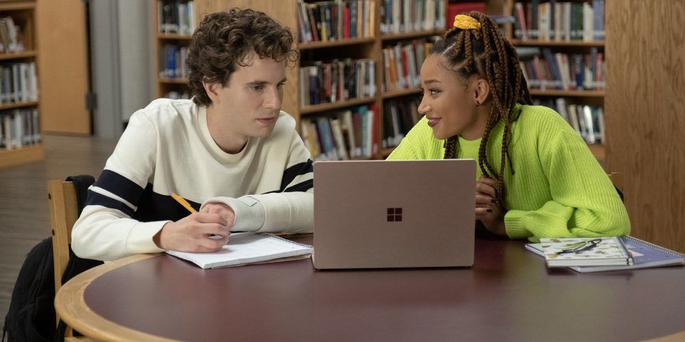 Evan and Alana work on a laptop in the library in Dear Evan Hansen