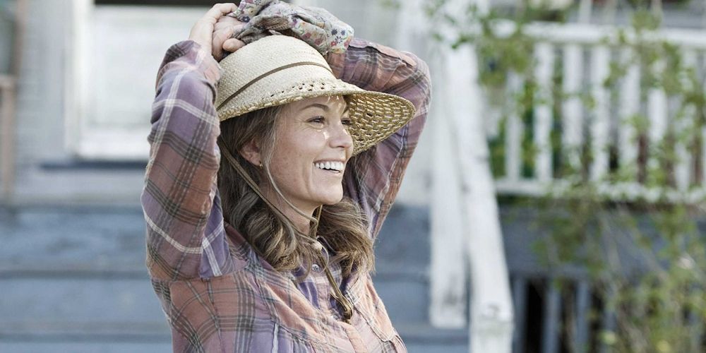 Martha Kent raises her hands over her head on the farm in Man of Steel