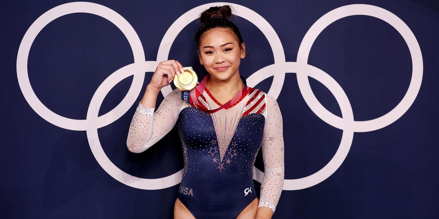 Olympian Suni Lee with her medal