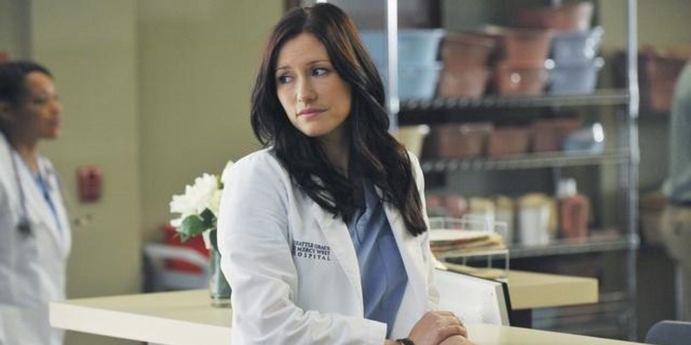Lexie Grey em pé no hospital de Grey's Anatomy