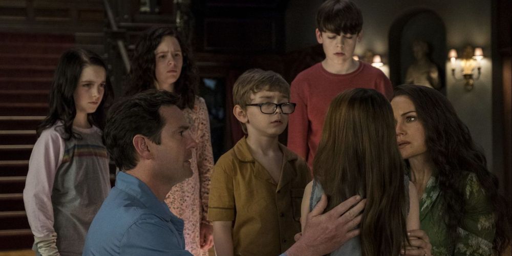 The Crain family convenes in the hallway in The Haunting of Hill House