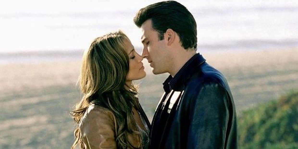 Ben Affleck and Jennifer Lopez kiss in Gigli