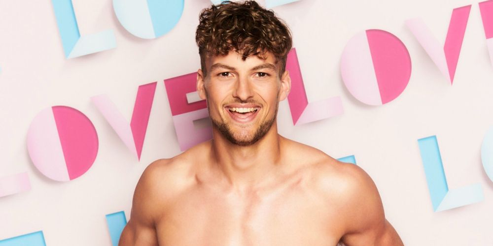 Hugo poses shirtless for Love Island UK Season 7 promo image