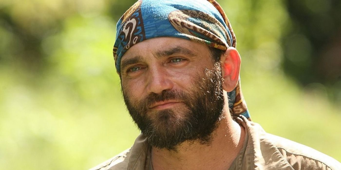 Russell Hantz de Survivor usando um lustre na cabeça