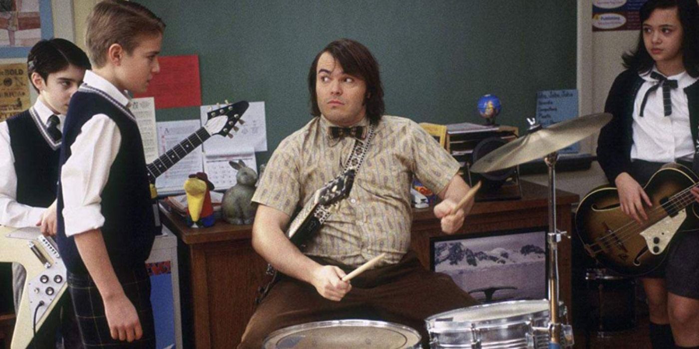 Dewey tocando bateria na School of Rock
