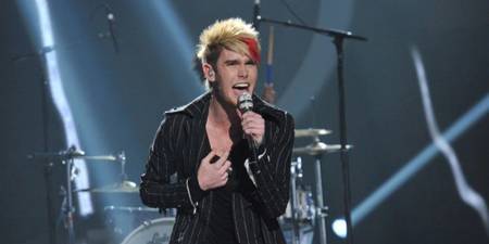 Colton Dixon chantant sur scène sur American Idol