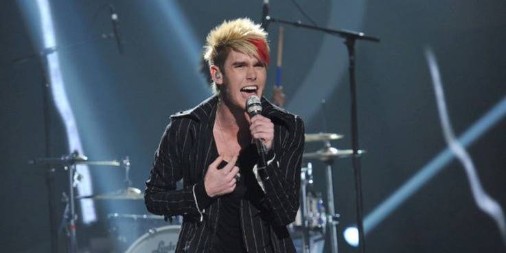 Colton Dixon chantant sur scène sur American Idol