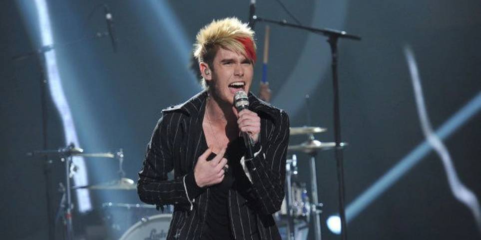 Colton Dixon chantant sur scène sur American Idol