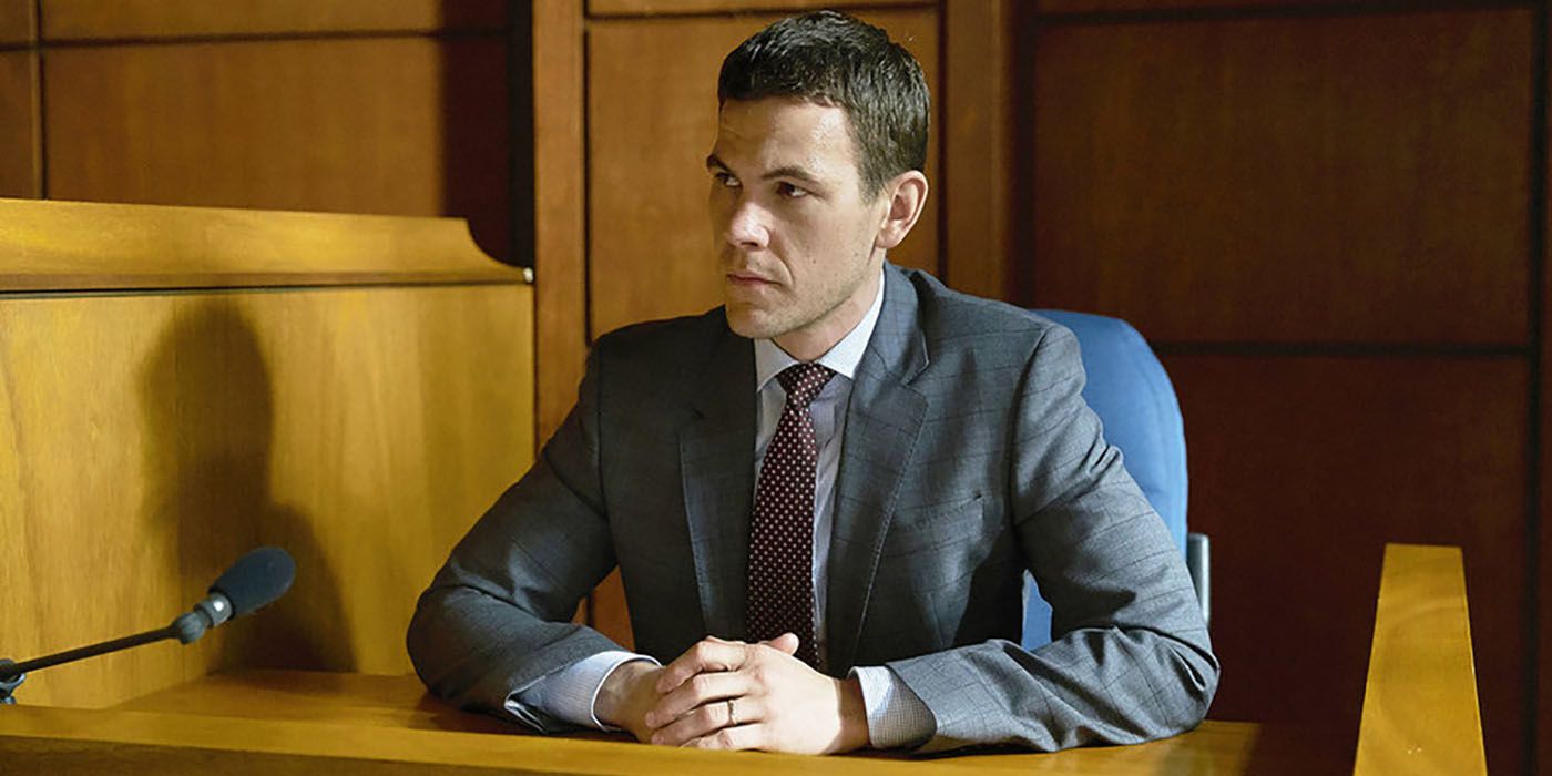 Trevor de Suits sentado en el estrado de una sala del tribunal.