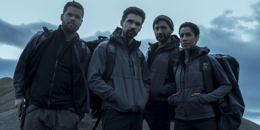 Outdoor cast photo of The Expanse at dawn