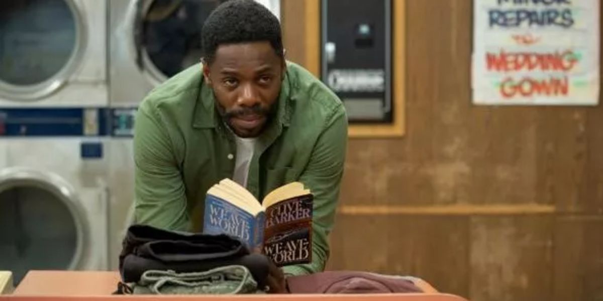 William Burke (Colman Domingo) reading a Clive Barker novel in the laundromat in Candyman (2021)