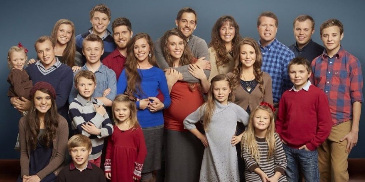 The entire Duggar family posing for a 19 Kids and Counting promo picture