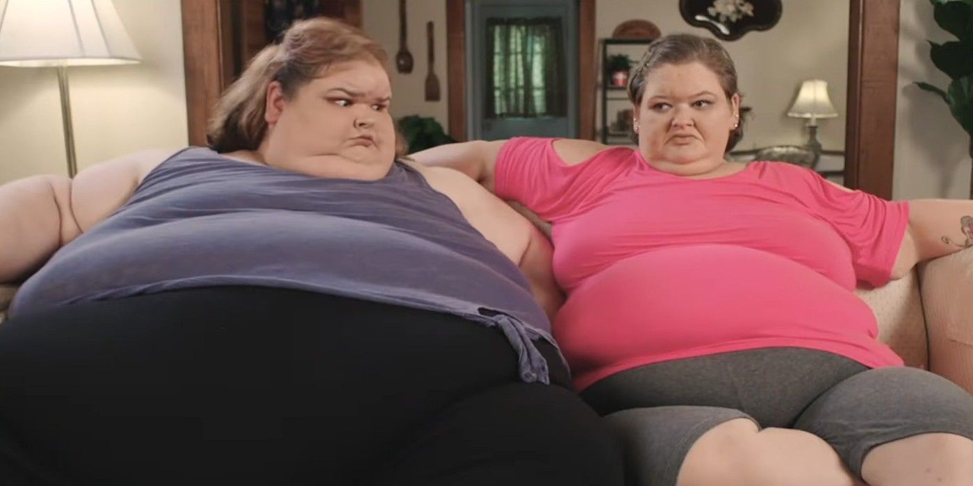 Amy and Tammy Slaton 1000-lb Sisters sitting together on couch