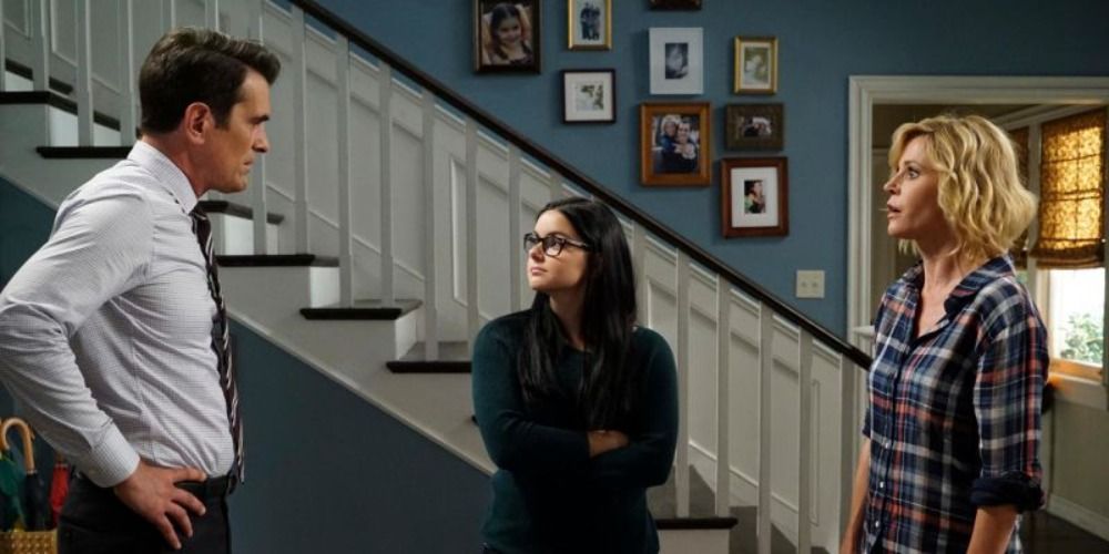 An image of Claire, Phil and Alex talking in the living room in Modern Family