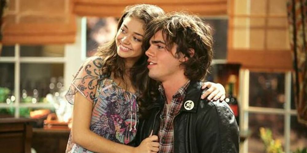 An image of Haley and Dylan smiling together in Modern Family