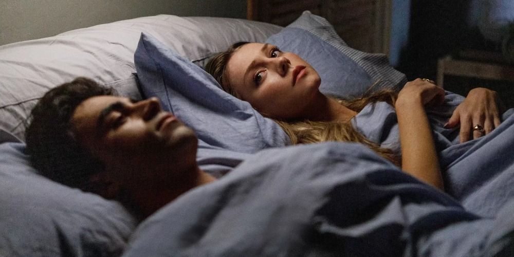 An image of Samuel and Carla sharing a bed in Elite