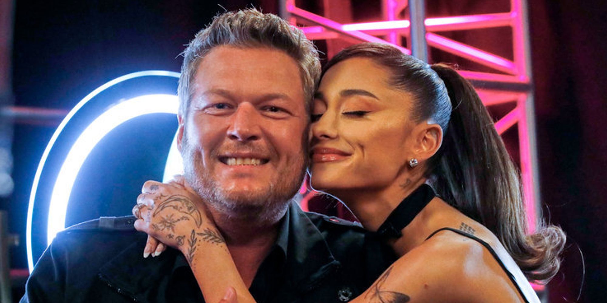 Blake-Shelton-and-Ariana-Grande-on-The-V