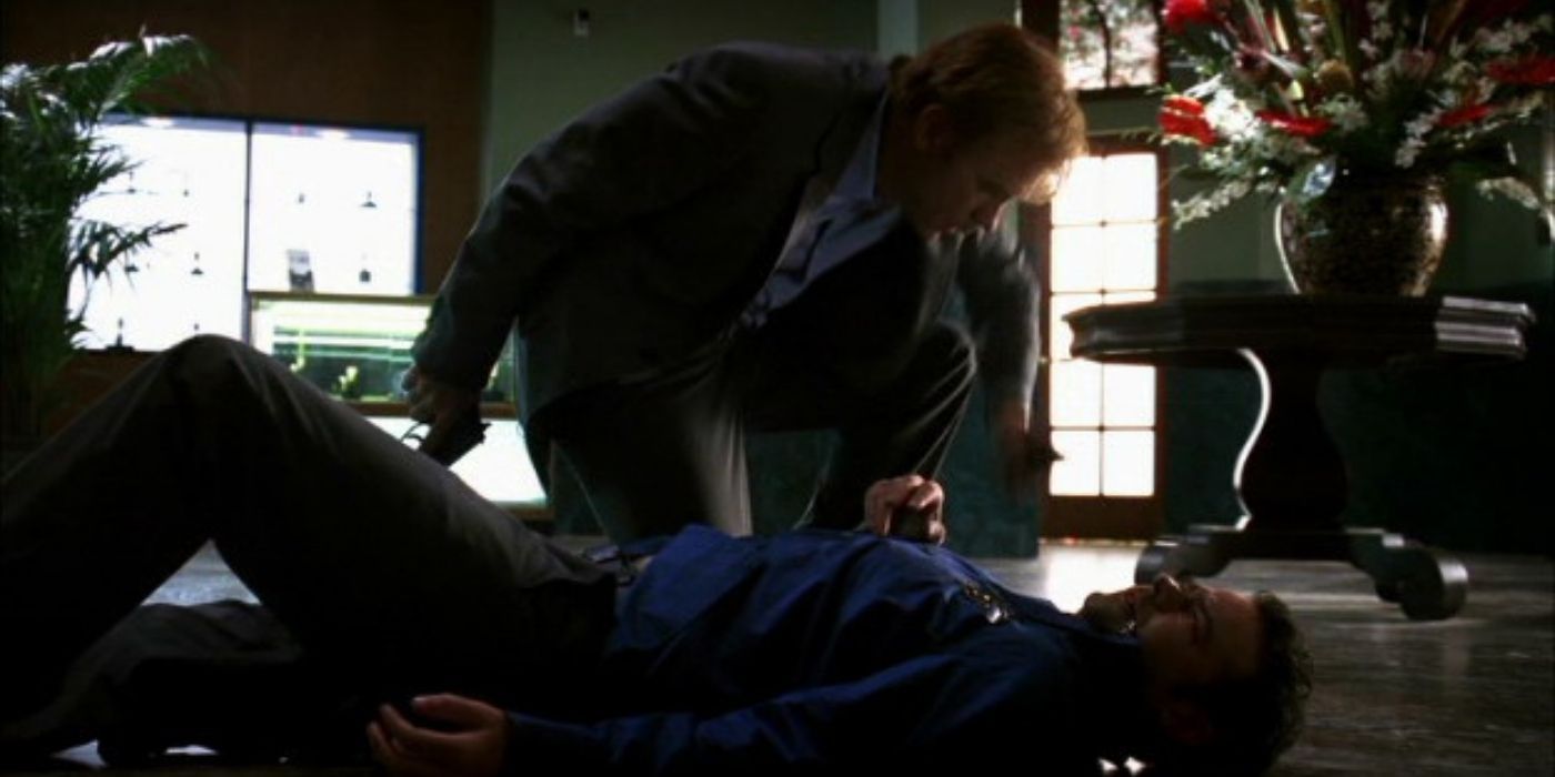 Horatio arrodillado ante Spidle en CSI MIAMI