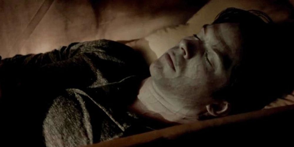 Damon desidrata em um caixão em The Vampire Diaries.