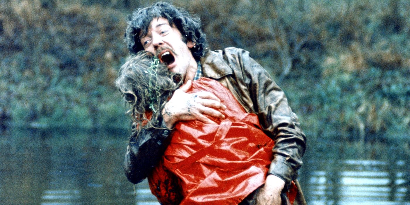 Donald Sutherland holding a dead body and screaming in Don't Look Now.