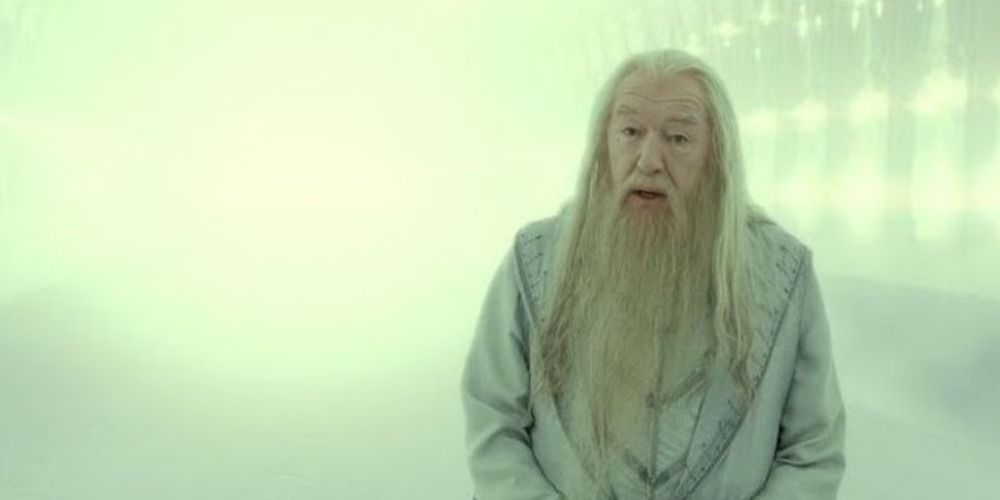 Dumbledore parado en una estación vacía de King's Cross en Deathly Hallows Part 2