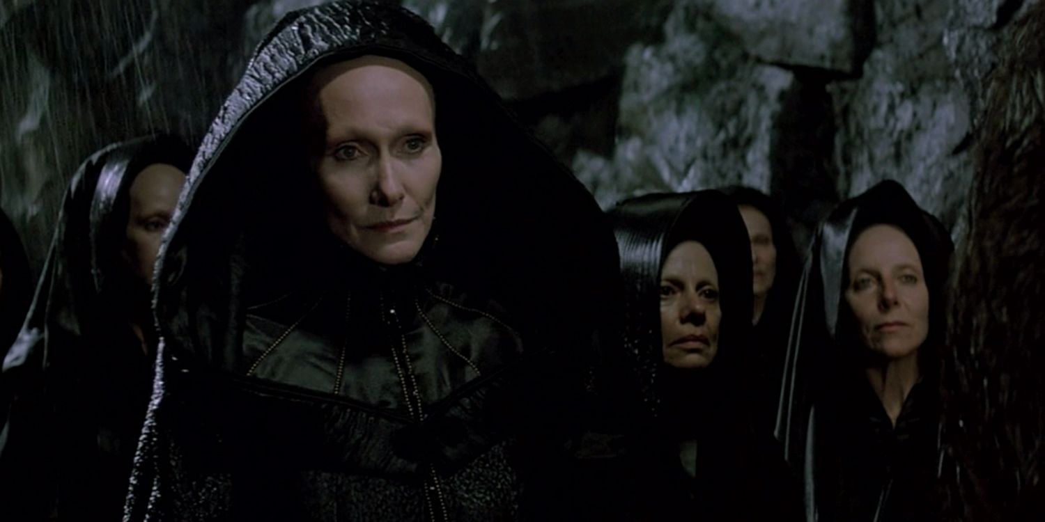 Bene Gesserit gather and look in the distance in Dune.