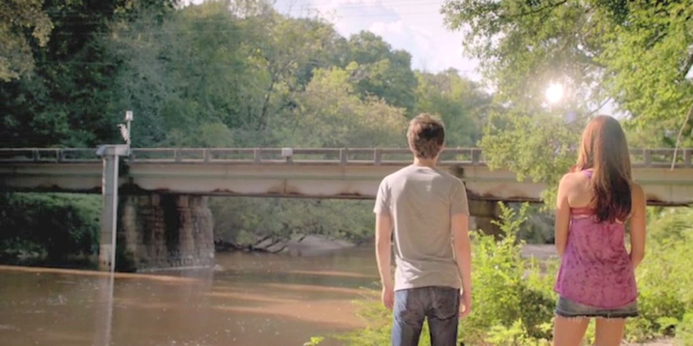 Elena stands in front of Wickery Bridge in The Vampire Diaries