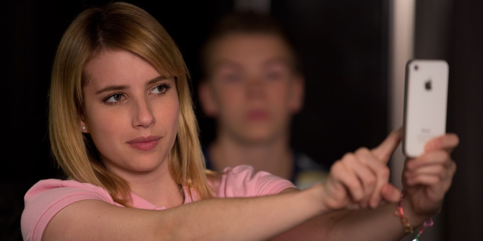 Emma Roberts with an iPhone in We're the Millers
