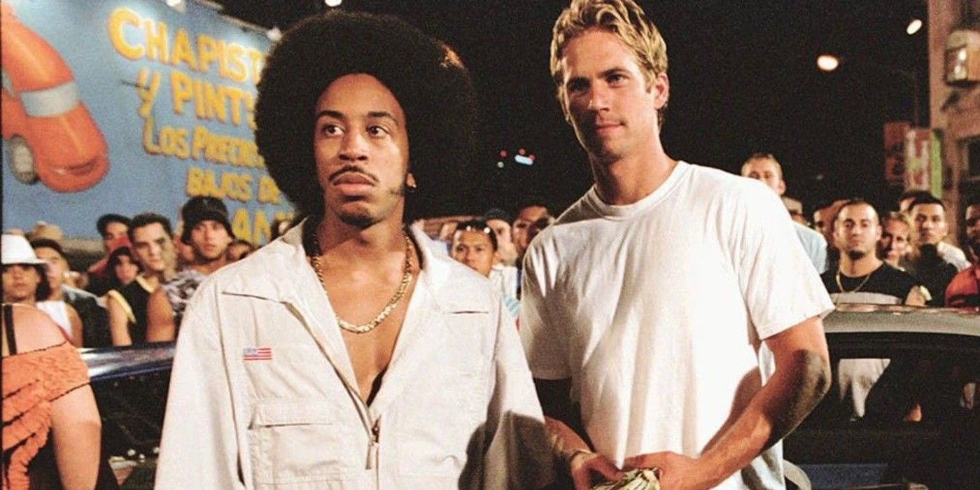 Brian e Tej em um evento de corrida de rua em 2 Fast 2 Furious