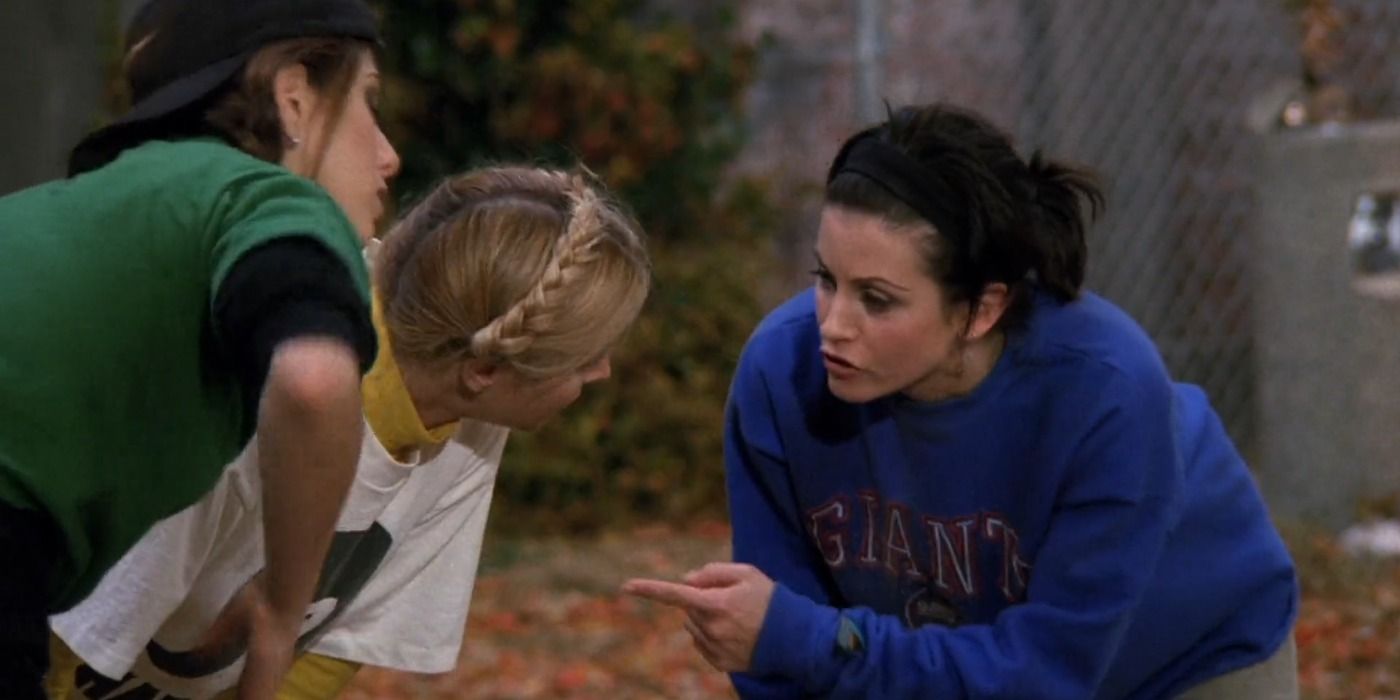 Monica, Rachel e Phoebe se amontoam antes do jogo de futebol do Dia do Peru em Friends