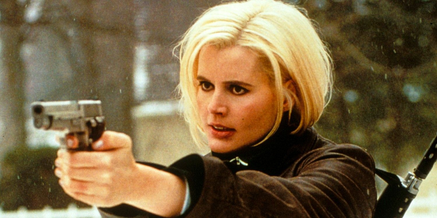 Geena Davis points a gun as Samantha Caine in The Long Kiss Goodnight